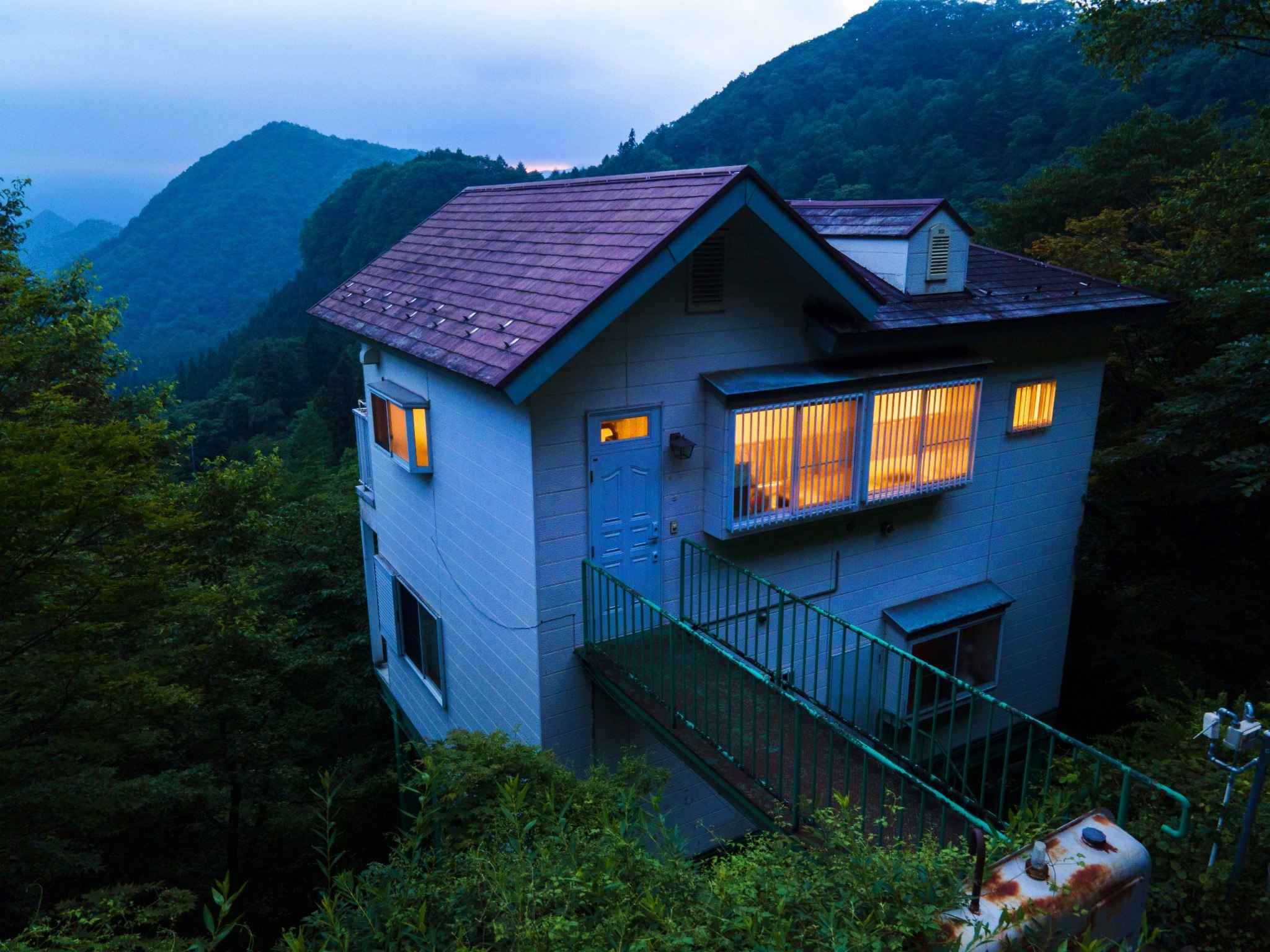 南軽井沢にある森の中の別荘。バルコニーからの圧巻の眺望。軽井沢駅から10分。